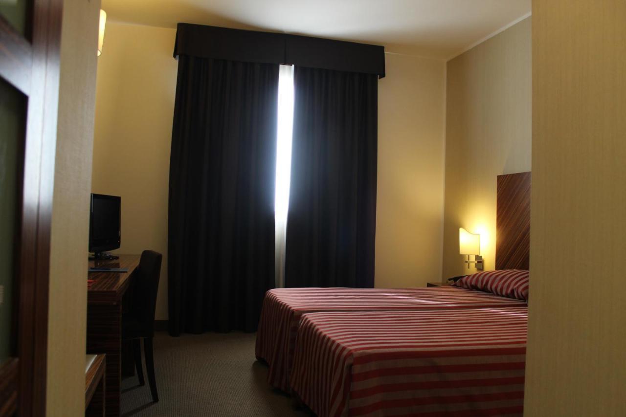 Mh Hotel Piacenza Fiera Buitenkant foto